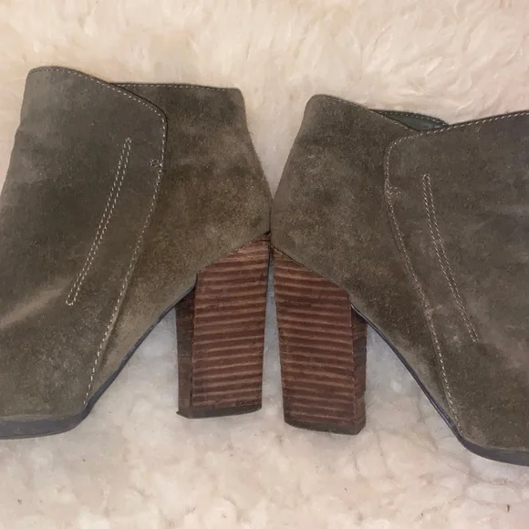 Guess Olive Suede HARDEY Pointed toe Bootie Size 8 - Picture 2 of 5